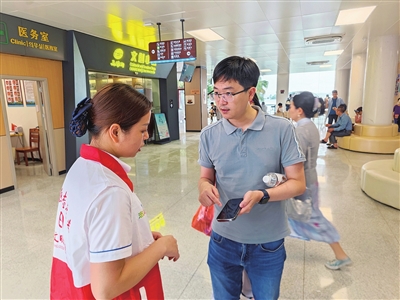 萬綠湖景區志愿者熱情為游客服務.jpg