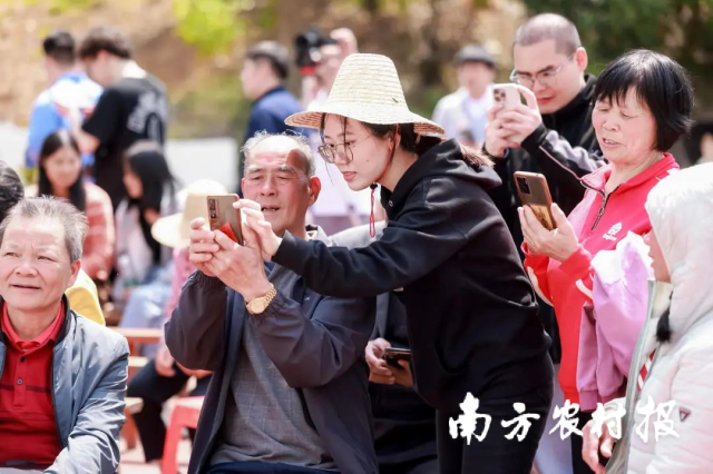 村民正在學(xué)習(xí)如何使用AI助手。