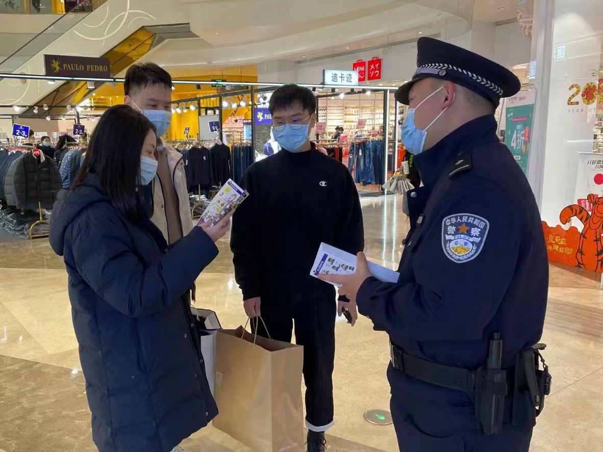 河源市反詐中心民警利用春節期間巡邏防控的契機，在市區各大商業中心等人流密集場所開展反詐宣傳，面對面向群眾講解防騙要點，提高群眾防范電信詐騙意識。.jpg